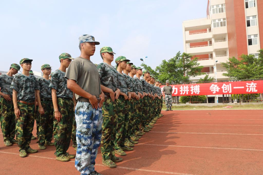 桂林航天工业学院军训图片