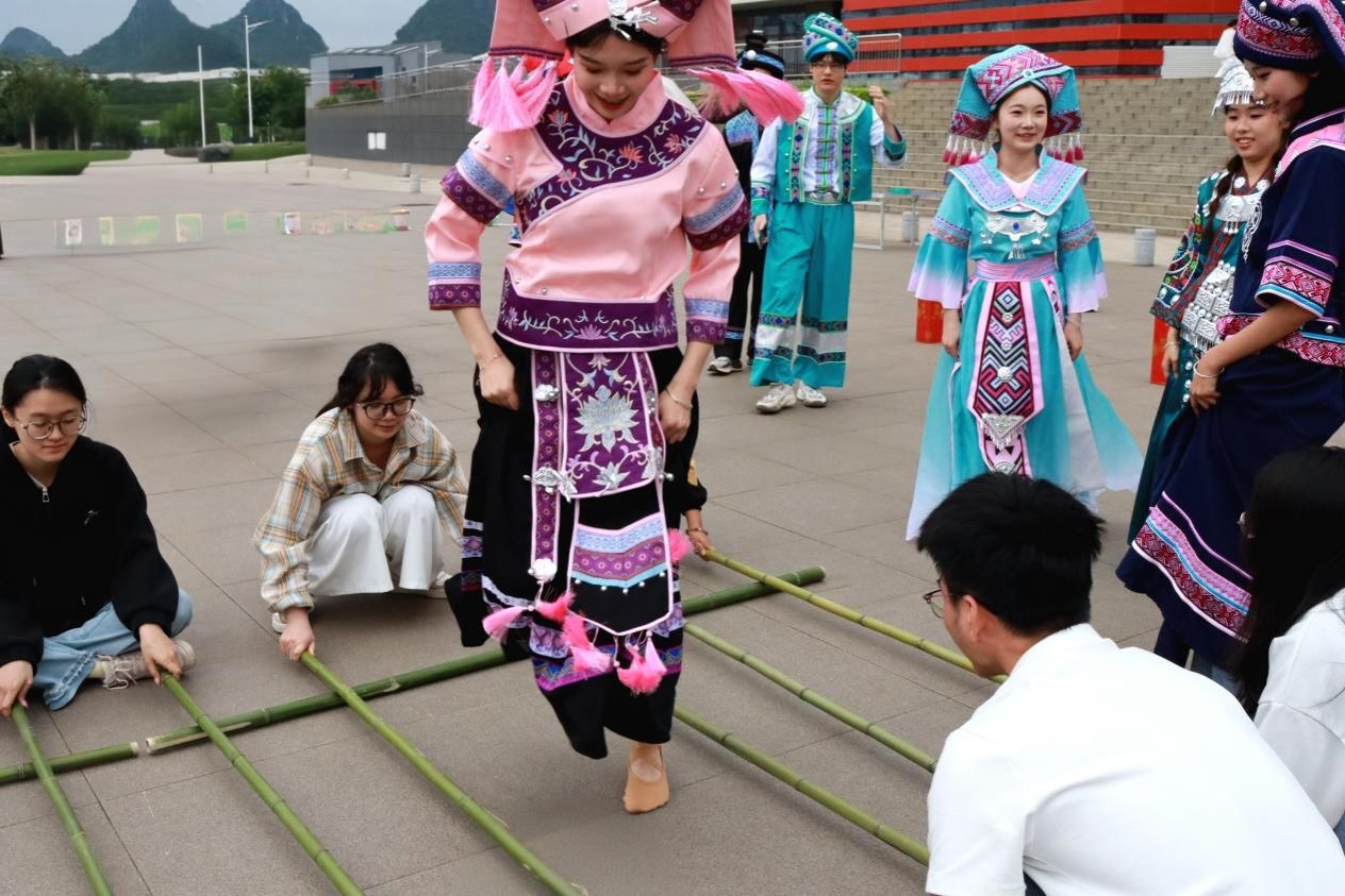 B403825E10E16D2E8AC205F4ADEF6A81