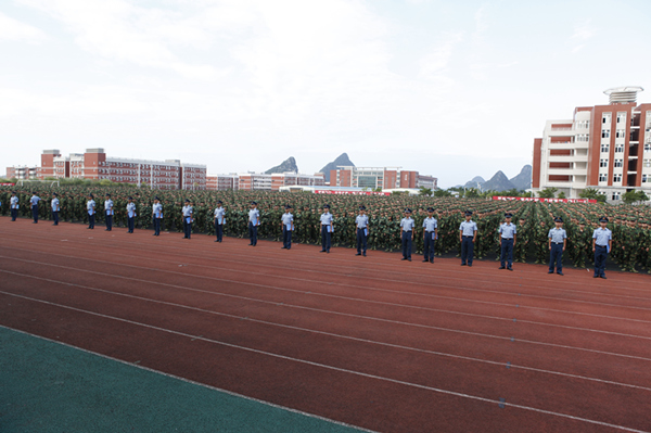 动员大会上,空军空降兵学院黄增庆副政委也指出,军训是大学生活的重要